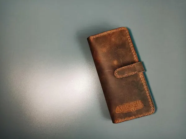 Чехол-книжка для смартфона из натуральной кожи ручной работы